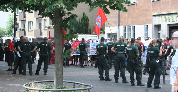 [Foto: Kamera einsatz gegen Gegendemo]