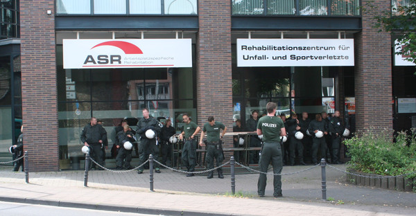 [Foto: Polizisten im schatten]