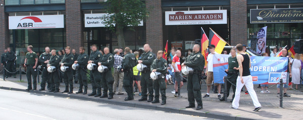 [Foto: Polizei vor 'pro Kln'-Kundgebung]