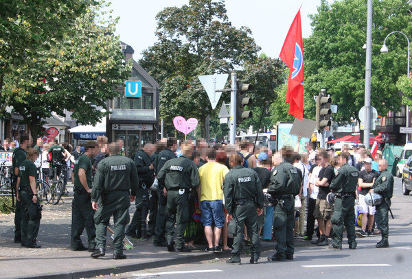 [Foto: Eingekreiste Gegendemonstranten]