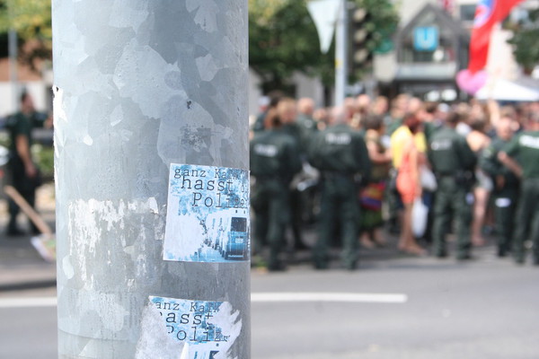 [Foto: Aufkleber: Ganz Kalk hasst die Polizei]