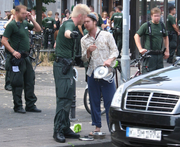 [Foto: Polizist schickt Gegendemonstrant weg]