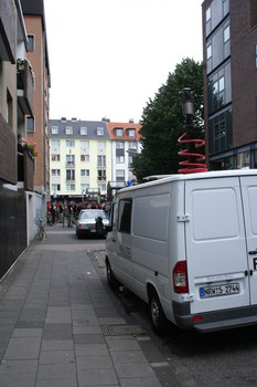 [Foto: Polizei-Kamera Wagen vor Gegendemonstranten]