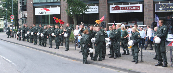 [Foto: Polizisten vor 'pro Kln'-Kundgebung]