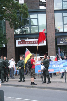 [Foto: Gegendemonstrant vor 'pro Kln'-Kundgebung]