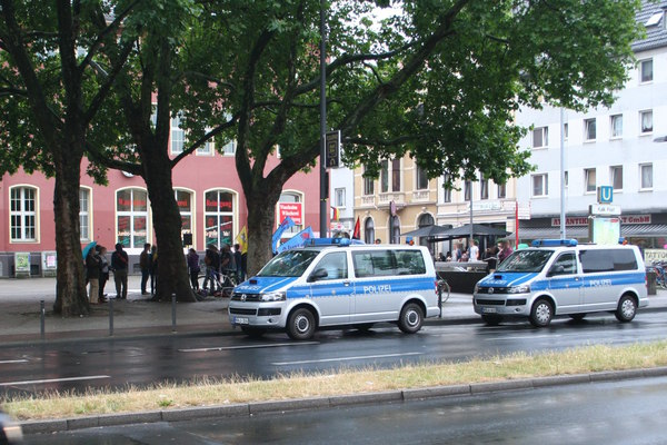 [Foto: Polizei-Busse vor Kundgebung auf Kalk-Post]