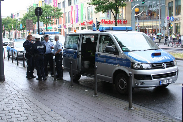 [Foto: Polizisten und Polizei-Fahrzeuge vor den Kln-Arcaden]