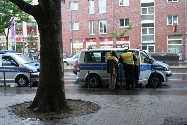 [Foto: Anmeldung der Demonstration]