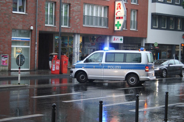 [Foto: Polizei bereitet Absperrung vor]