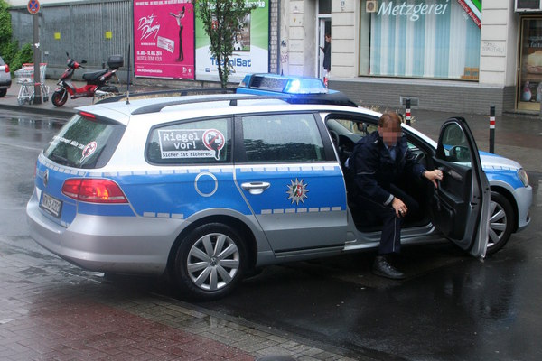 [Foto: Strae wird fr Demonstration gesperrt]