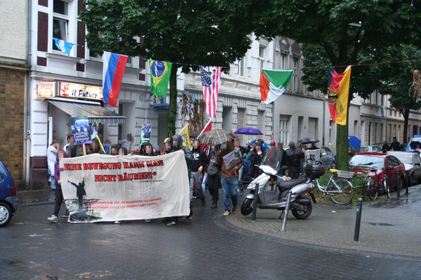 [Foto: Demonstrations-Zug erreicht Kalk-Post]