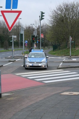 [Foto: Blick in Polizei-Kamera an Windschutzscheibe]