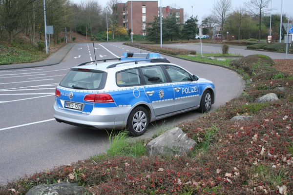 [Foto: Umgeparktes Polizei-Fahrzeug]