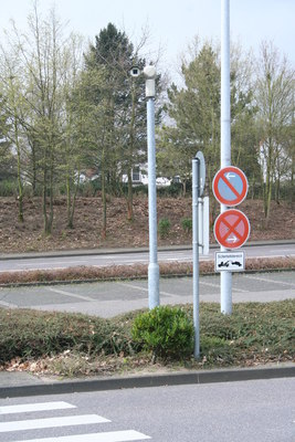 [Foto: Blick von ffentlicher Strae in berwachungskameras]