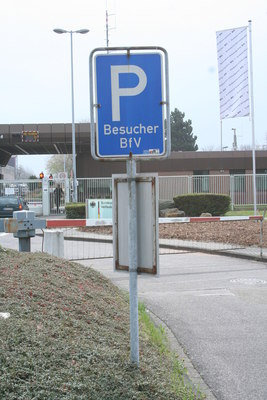 [Foto: BfV-Besucherparkplatz-Schild]