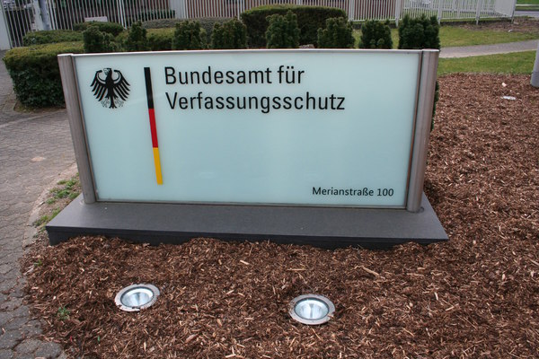 [Foto: Schild vom Bundesamt für Verfassungsschutz]