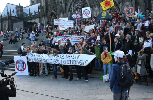 [Foto: Stop-Watching-Us-Cologne-Gruppenbild mit Merkels]