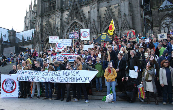 [Foto: Stop-Watching-Us-Cologne-Gruppenbild mit Merkels]