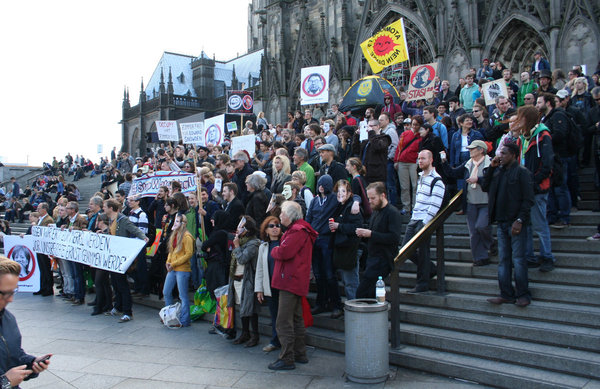 [Foto: Stop-Watching-Us-Cologne-Gruppenbild mit Merkels]