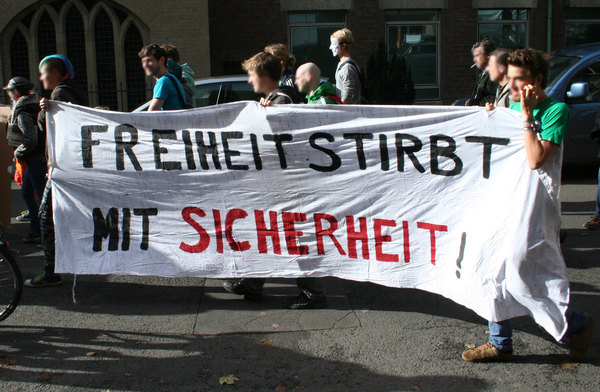 [Foto: Transparent: Freiheit stirbt mit Sicherheit!]