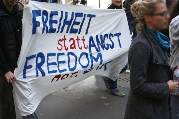 [Foto: Transparent: Freiheit statt Angst - Freedom not fear]