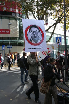 [Foto: Transparent: IM Friedrich mit Hnden vor den Augen]