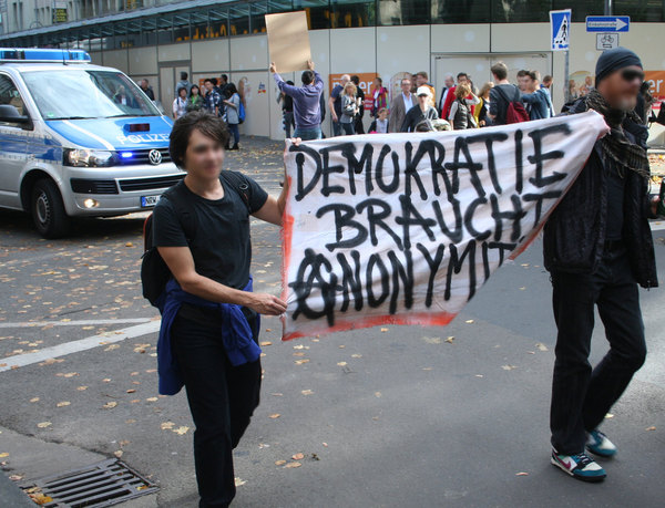 [Foto: Transparent: Demokratie brauch Anonymität]