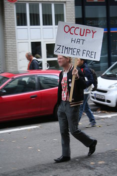 [Foto: Transparent: Occupy hat Zimmer frei]