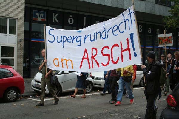 [Foto: Transparent: Supergrundrecht am Arsch]