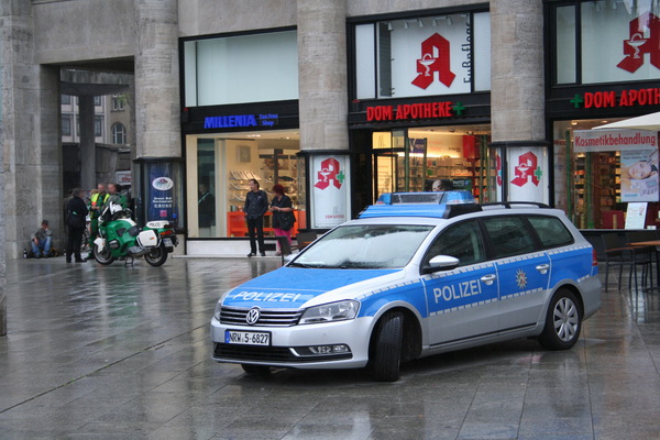 [Foto: Polizei auf Bahnhofsvorplatz]