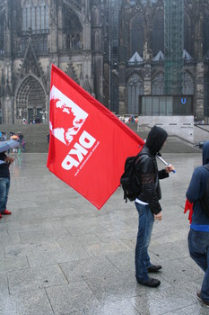 [Foto: Demonstrant mit DKP-Fahne]