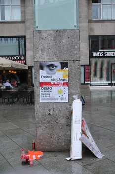[Foto: 'Freiheit statt Angst 2013'-Plakat an Säule befestigt]