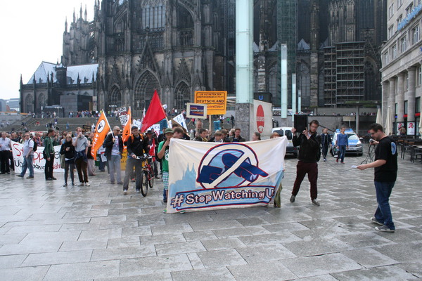 [Foto: Beginn der Demonstration vor dem Dom]