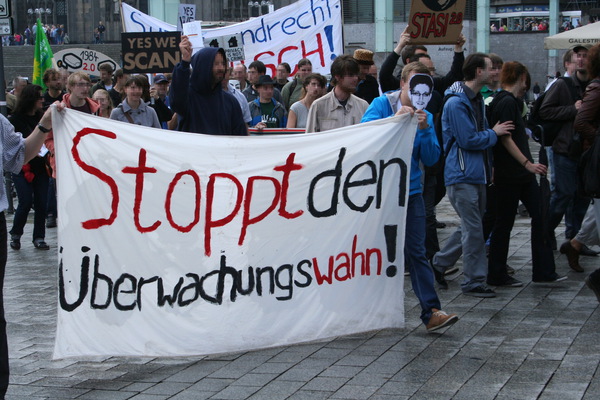 [Foto: Banner 'Stoppt den Überwachungswahn']