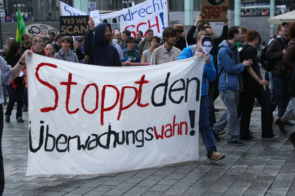 [Foto: Banner 'Stoppt den berwachungswahn']