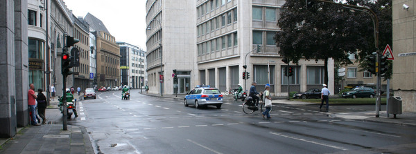 [Foto: Polizisten vor Demonstrationszug]