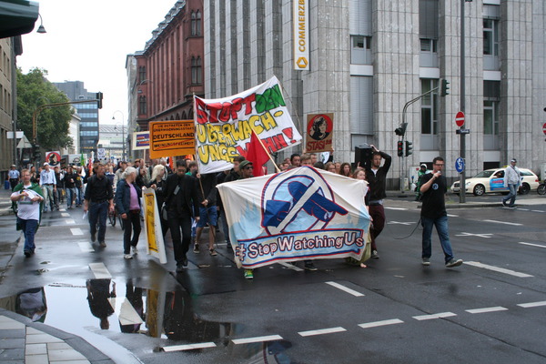 [Foto: Demonstrationszug von vorne]