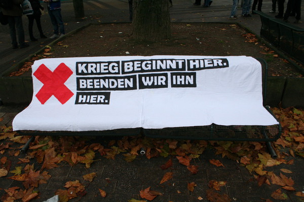 [Foto: Krieg beginnt hier. Beenden wir ihn hier.]