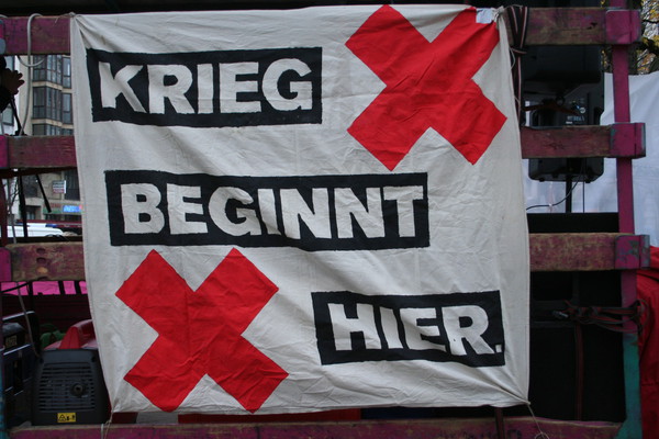 [Foto: Krieg beginnt hier.]