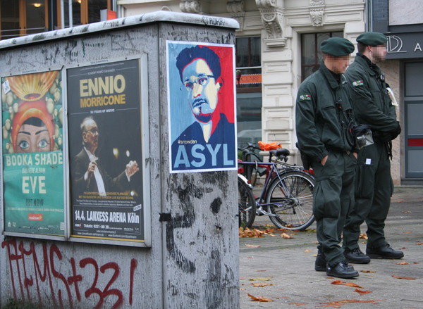 [Foto: Polizisten mit Kamera]