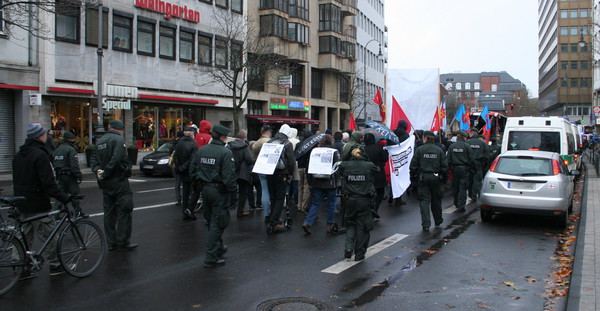 [Foto: Demo-Zug von hinten]