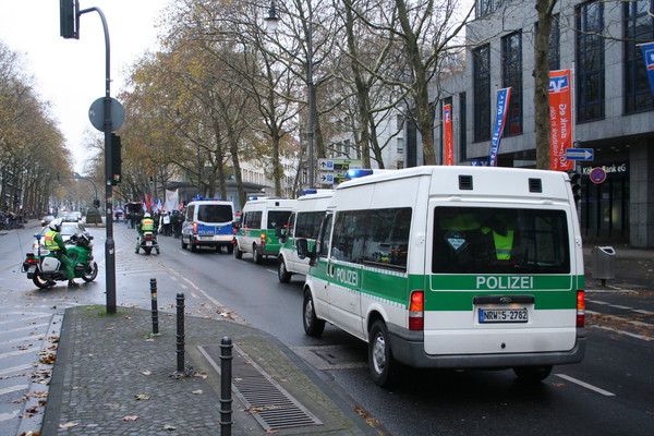 [Foto: Polizei-Fahrzeuge hinter Demo-Zug]