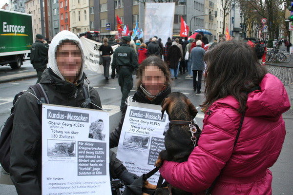 [Foto: Zuschauerin mit Hund informiert sich ber Anlass der Demo]