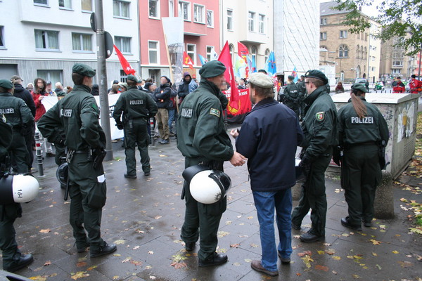 [Foto: Demonstrant diskuttiert mit Polizisten]