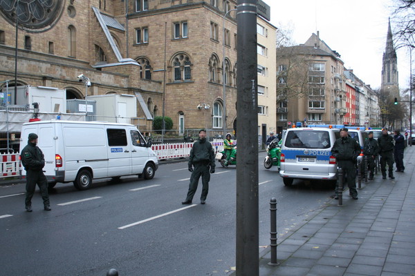 [Foto: Kamera-Wagen trifft mit abgeschwenkter Kamera ein]