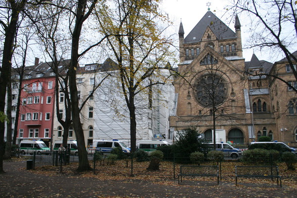 [Foto: Polizei-Busse vor Synagoge]