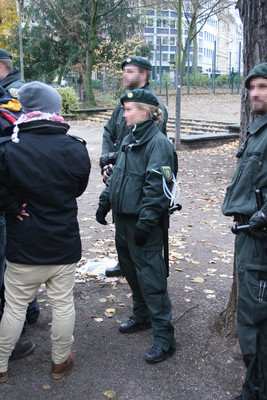 [Foto: Polizisten mit Kamera]