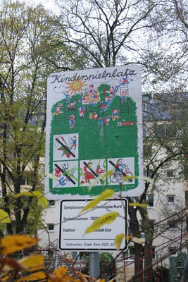 [Foto: Kinderspielplatz-Schild]