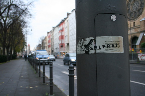 [Foto: Vogelfrei-Aufkleber]