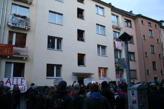 [Foto: Versammlung vor Kalles Tr wartet auf den Gerichtsvollzieher]